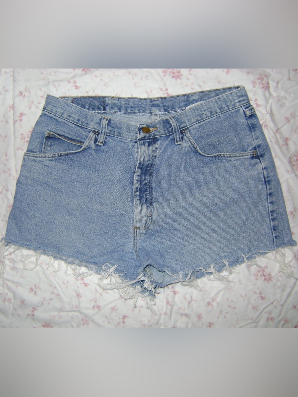 Wrangler Vintage Light Wash Cutoff Denim Shorts | High Rise Frayed Hem | Size 34